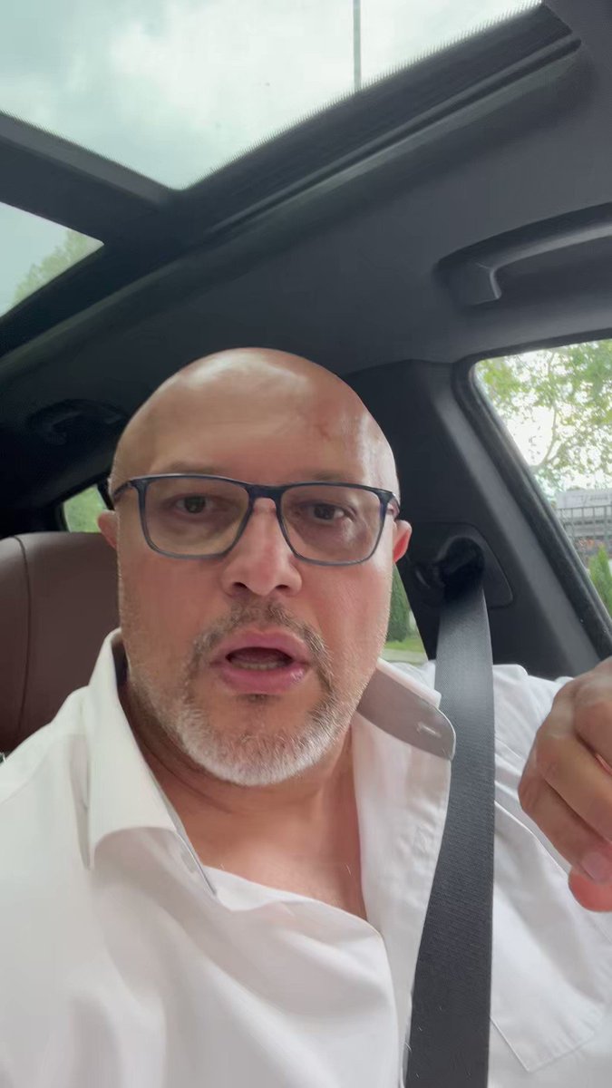 Moje dete Vasilije Jovanović je žrtva ponižavanja i mentalnog zlostavljanja izvesnog profesora Živadina Disića u OŠ Sveti Sava u Nišu. Danas sam podneo zahtev školi da se utvrde okolnosti serijskog maltretiranja i zaštiti Vasilije. Uz Vasilija još jedan roditelj, Petković, sa detetom koje ima ozbiljne, maltene životne zdravstvene probleme je podneo prijavu. Ima još ponižene dece čiji roditelji ili ne umeju da aratikulišu svoju zabrinutost u akciju ili ne smeju, ali situacija se menja. Dobijam poruke da će nas biti više. Specifično je što se Disić prethodni put kada je zbog je znog brojnih disciplinskih prekršaja odstranjen iz škole podneo više stotina prijava i štrajkovao glađu praveći se da je uzbunjivač. Elem radi se o kameleonu koji mi dva puta nedeljno rasplače dete pa će se 29. Maja kako saznajem vratiti u ulogu žrtve ispred zgrade vlade. Sutra sa Petkovićem viđam sa gradonačelnicom Niša. Javljam šta je bilo. Da se razumemo prva dva puta kada sam čuo da je terao decu da glasaju da se Vasa izbaci iz skole nisam reagovao. Sada moram.