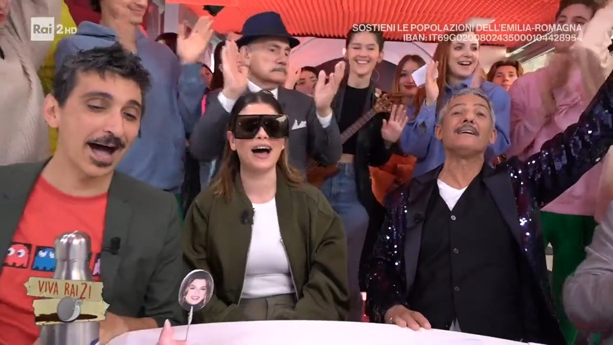 Il finale di #VivaRai2 "dedicato" a #IvanoFossati da fiorello e Emma Marrone ❤️🔥
