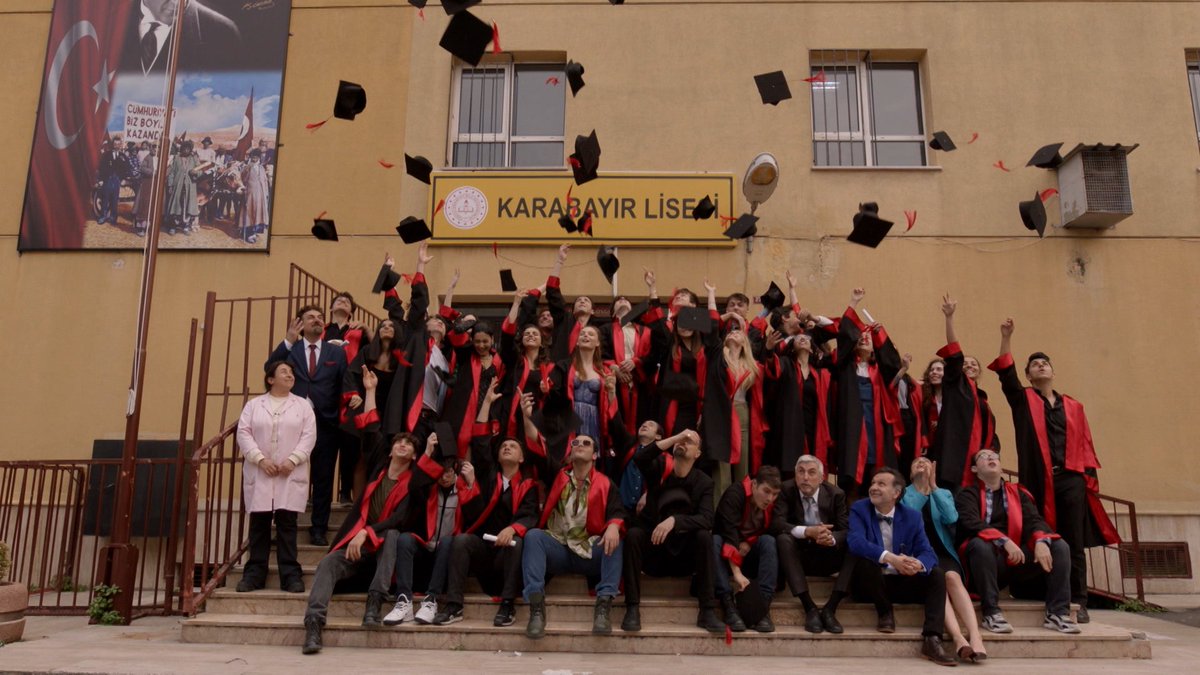 “Bırak, hayat gelsin bildiği gibi!”🤍 #GelsinHayatBildiğiGibi final bölümüyle Perşembe saat 20.00’de @showtv’de. ⛓ @bkmonline