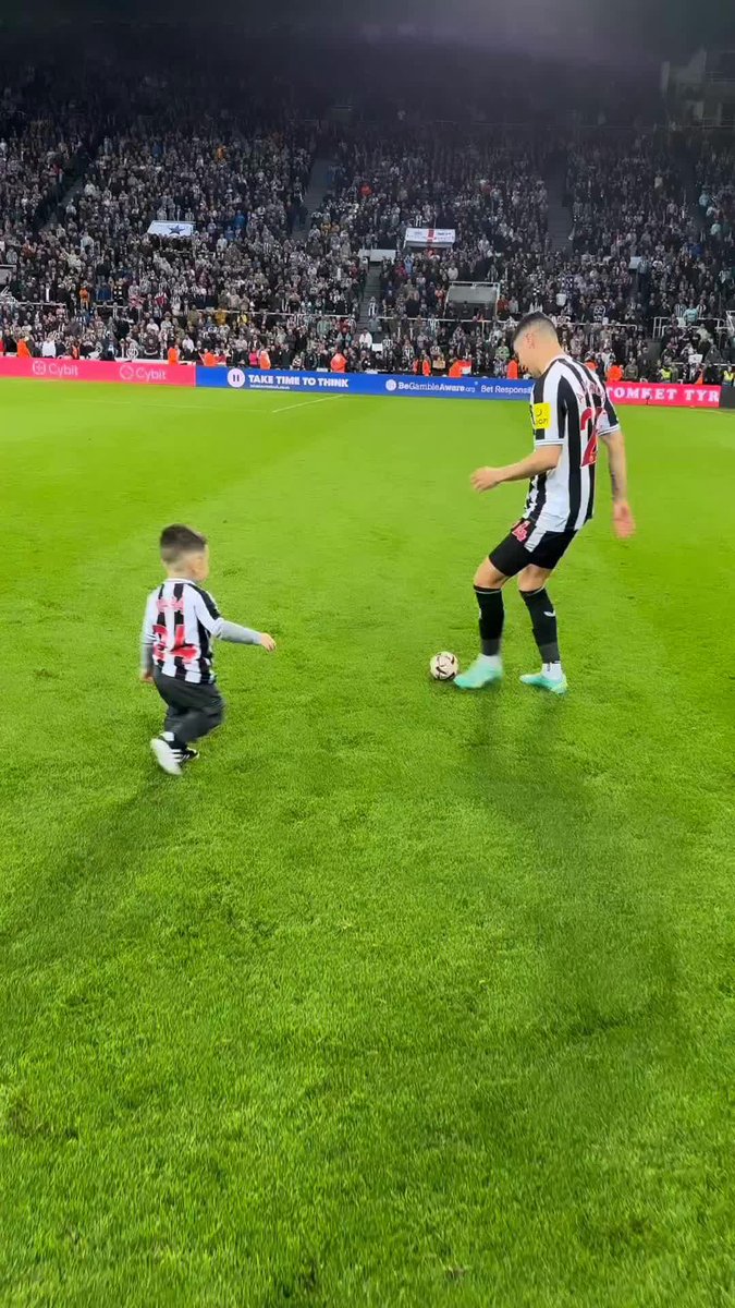 ¡EL ST. JAMES PARK GRITÓ EL GOL DEL HIJO DE ALMIRÓN! Hermoso momento se dio post-empate entre Newcastle y Leicester que derivó en la clasificación de las Urracas a la #CHAMPIONSxESPN tras 20 años... ¡Lo aman a Miggy! 📹 IG/alexiaa_notto