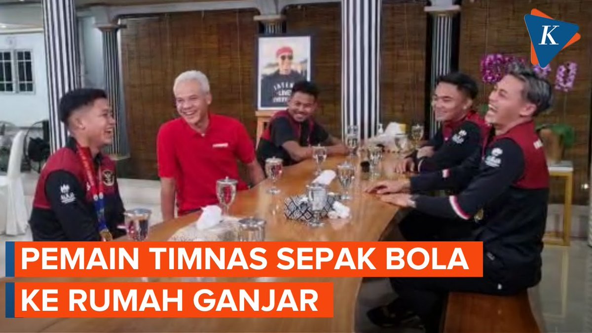 4 Pemain Timnas Indonesia U-22 peraih medali Emas #SEAGames2022 bertemu dengan Gubernur Jawa Tengah, Ganjar Pranowo di Rumah Dinas Puri Gedeh kemarin malam.🇮🇩 Komentarnya?
