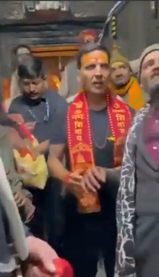 #WATCH | Rudraprayag, Uttarakhand: Bollywood actor Akshay Kumar visited Baba Kedarnath temple today and offered prayers.