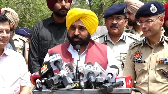 ਪੰਜਾਬ ਪੁਲਿਸ ਦੇ ਬੇੜੇ ‘ਚ ਅੱਜ ਹਾਈਟੈਕ ਗੱਡੀਆਂ ਤੇ ਆਧੁਨਿਕ ਉਪਕਰਨਾਂ ਦੀ ਐਂਟਰੀ ਹੋਈ ਹੈ..ਆਧੁਨਿਕ ਸਹੂਲਤਾਂ ਨਾਲ ਲੈਸ ਗੱਡੀਆਂ ਲੋਕਾਂ ਦੀ ਹਿਫ਼ਾਜਤ ਲਈ ਹਰ ਪਲ ਮੁਸਤੈਦ ਰਹਿਣਗੀਆਂ…