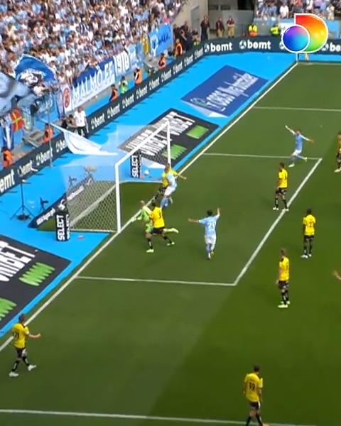 Så här kommunicerade Kristoffer Karlssons domarteam vid Malmö FF:s 2-2-mål mot BK Häcken.
