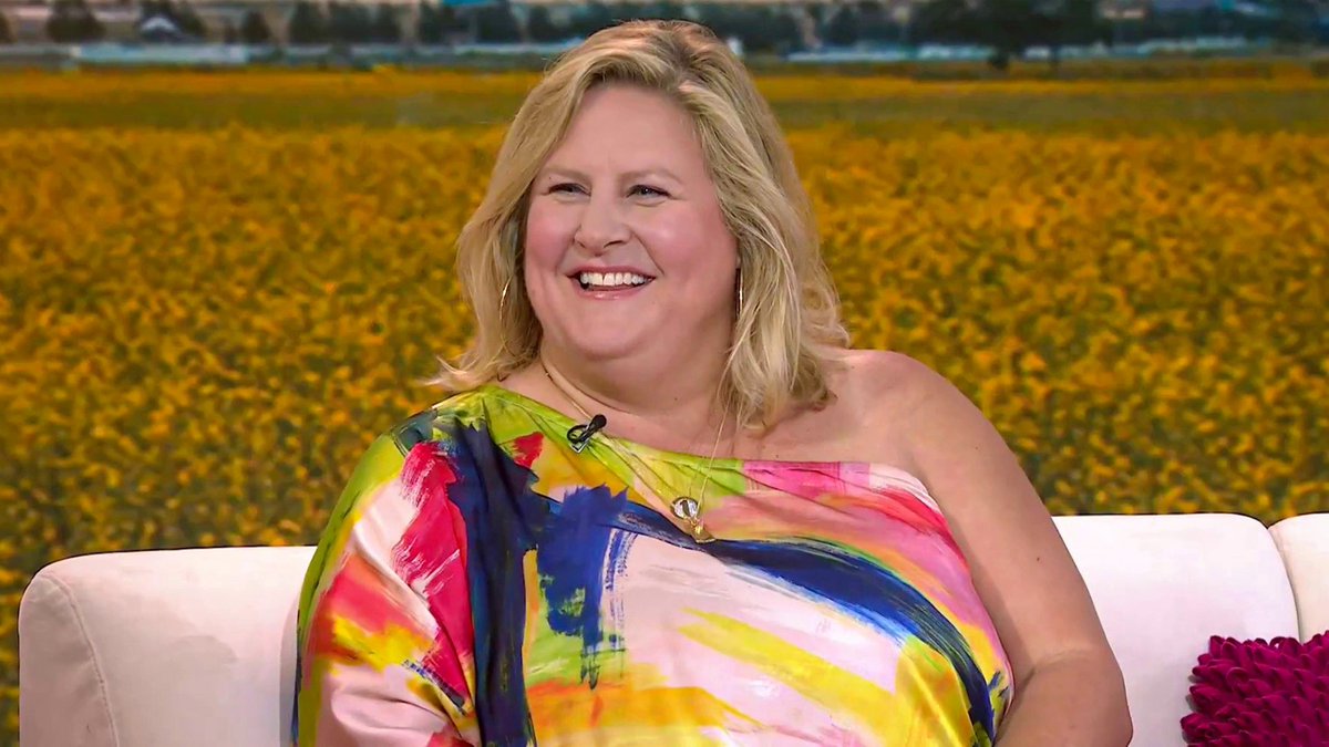 The one and only Bridget Everett catches up with Hoda and Jenna about her critically acclaimed show "Somebody Somewhere"