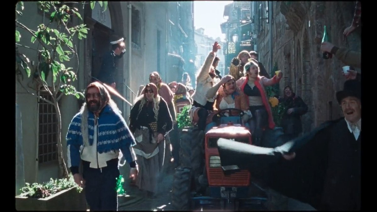 A tres días de su estreno en #Cannes2023... ¡Primer clip de #LaChimera, la nueva maravilla de Alice Rohrwacher! 🤩
