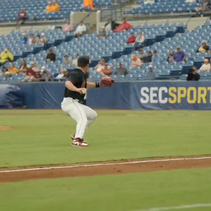 smoooooth with the barehand! 👀 Georgia Baseball x #SECTourney