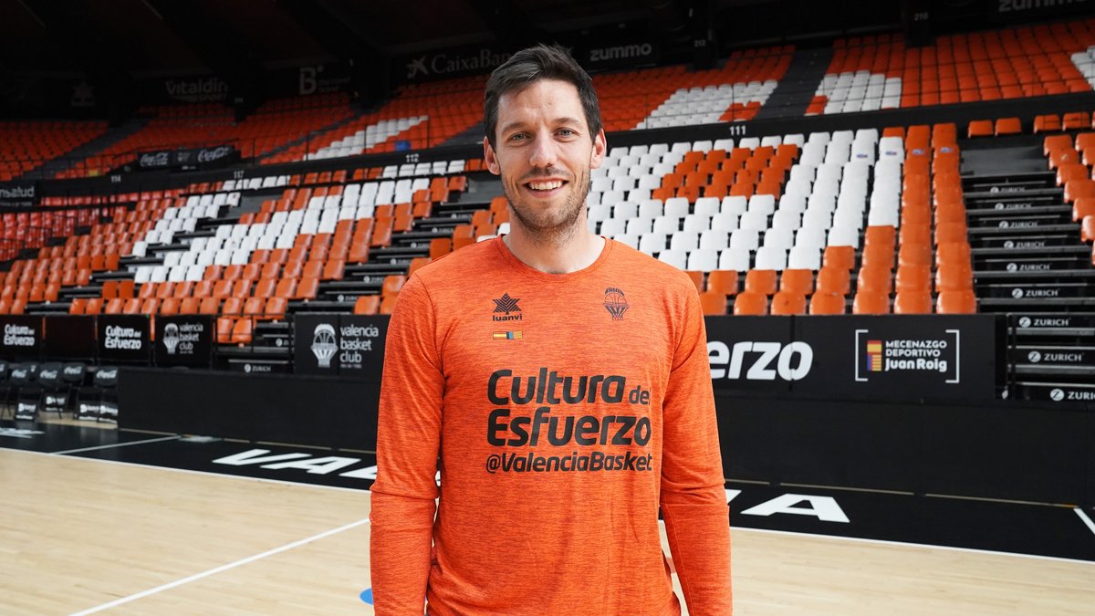 Querida #FamiliaTaronja, Sam Van Rossom tiene un mensaje para ti... Normal que llueva 😭🧡