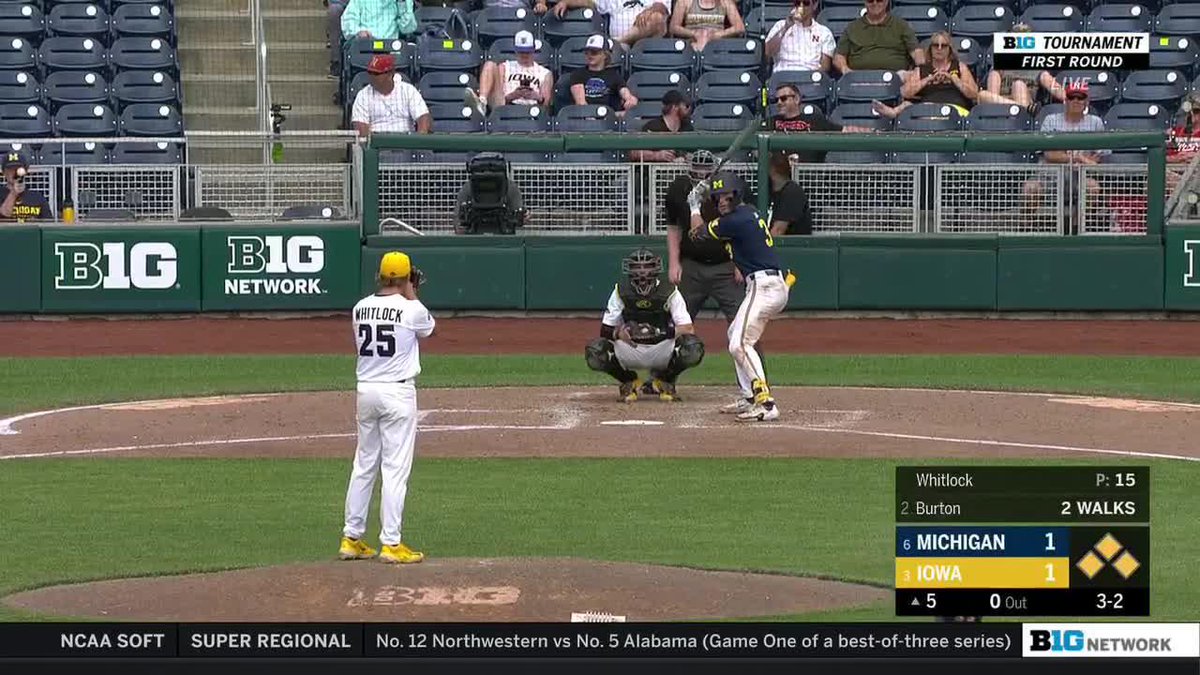 Whitlock strikes out the side the leave the bases loaded 😤 #Hawkeyes