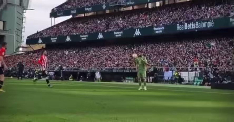 ¿Entonces a Fekir le debieron quitar la roja porque no vieron que antes Muniain le tiró de la barba?