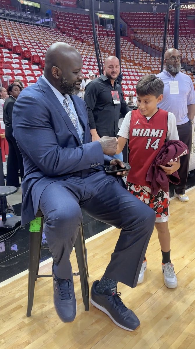 This interaction between Shaq and a young fan ❤️