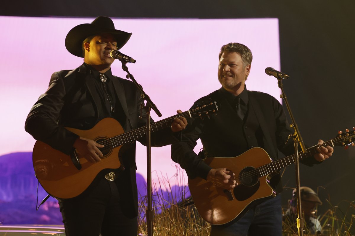 lovvvving @noivaswright and Blake Shelton playing a Blake hit !!!