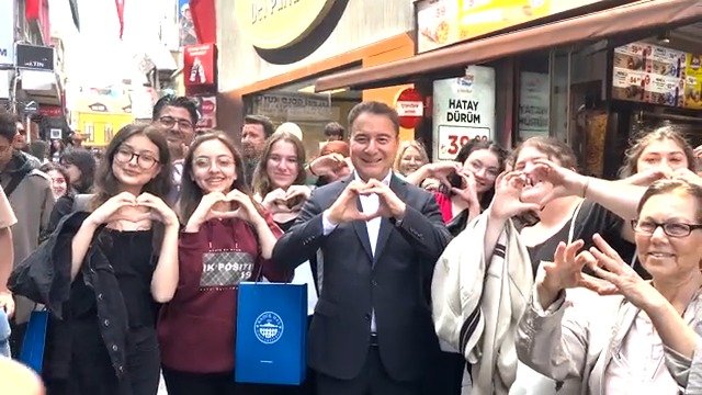 İstanbul’dayız. Bu seçim, otoriterliği sandıkta yeneceğiz. Montaj videolarla vatandaşımızı aldatmaya çalışanları müsait yerde indireceğiz. Huzuru, barışı, zenginliği beraberce sağlayacağız.