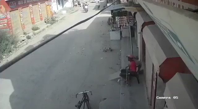 इसे किसी फिल्म की शूटिंग मत समझ लीजियेगा। यह बाबा के UP के शाहजहांपुर की सड़क है। यहाँ छोटी सी बात पर बीच सड़क तमंचा और राइफल निकल गया। दोनों पक्ष बिल्कुल निडर, बेखौफ़, बेझिझक। जैसे कोई कानून कोई व्यवस्था न हो। UP को बाबा की सरकार ने क्या बना दिया है कि यहां शांति से जीना एकदम मुहाल हो गया है।