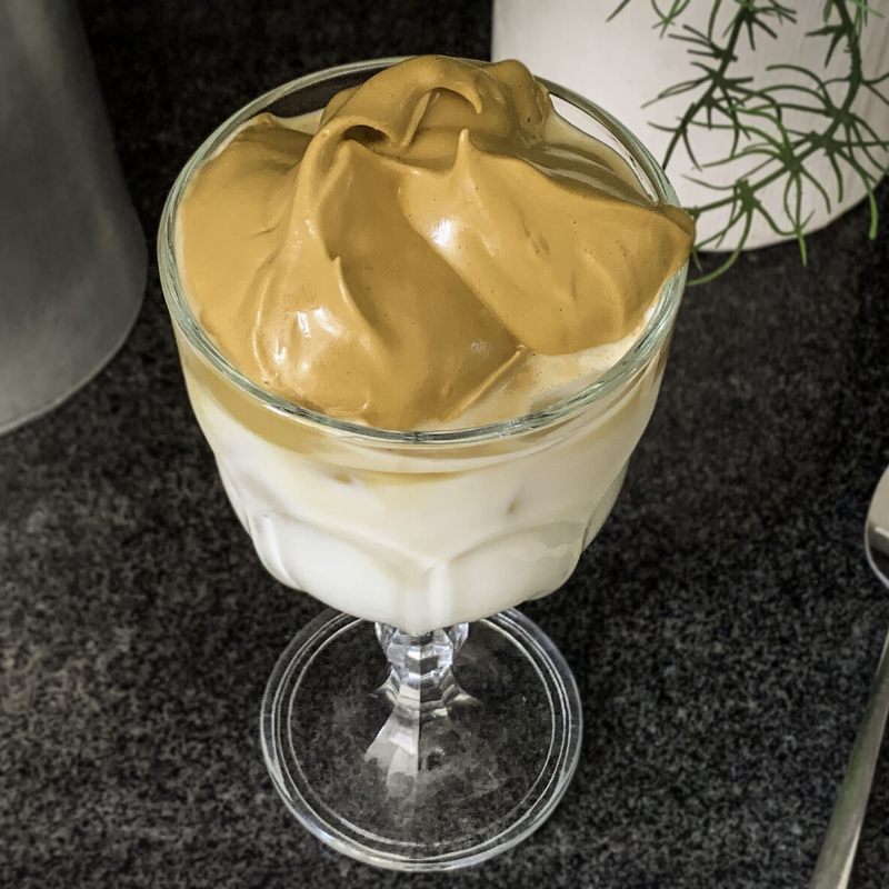 El café dalgona es una bebida fría con una presentación muy llamativa, ¡ideal para comenzar tu día! Receta 👉