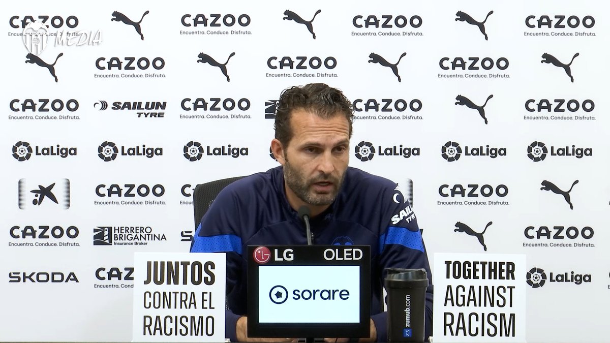 Mensaje de Rubén Baraja en contra del racismo y pidiendo respeto para el Valencia CF y su afición ➡️ Nuestro entrenador ha reiterado su condena al racismo y ha calificado de injusta y desproporcionada la sanción al Club. #JuntosContraElRacismo
