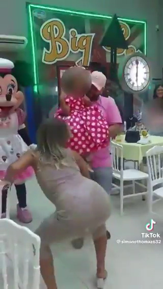 Mulher dança funk em aniversário da filha e reclama decríticas na internet: 'O dinheiro é meu, o corpo é meu' #g1