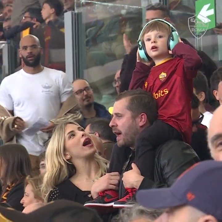 👪 “Sono i nostri momenti e non ce li può togliere nessuno” 🏟️ Alessandro è un bambino nello spettro autistico. Questa è la sua storia raccontata allo Stadio Olimpico da sua mamma Sara 💛❤️ #ASRoma