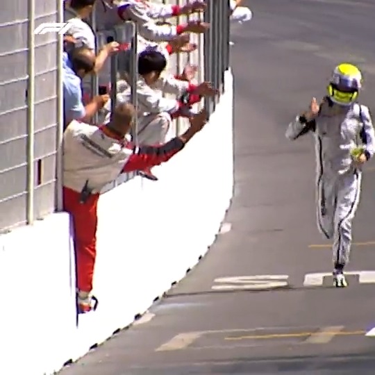 ¿Olvidaste a dónde ir, Jenson? 😅 Button se da una carrerita hasta el podio tras su victoria en 2009 🏃‍♂️ #MonacoGP #F1