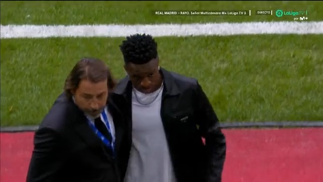 Vinicius, en el césped ante el aplauso de sus compañeros y del Santiago Bernabéu. #LaLiga #LaCasaDelFútbol