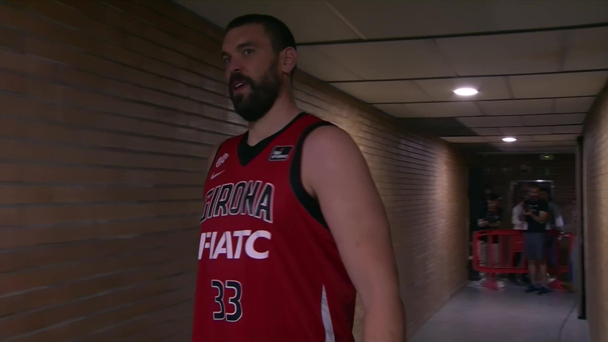Los abrazos y aplausos para Marc Gasol son infinitos. Fontajau se rinde ante él 👏 "¡MVP, MVP, MVP!". #LigaEndesa | Marc Gasol | Bàsquet Girona