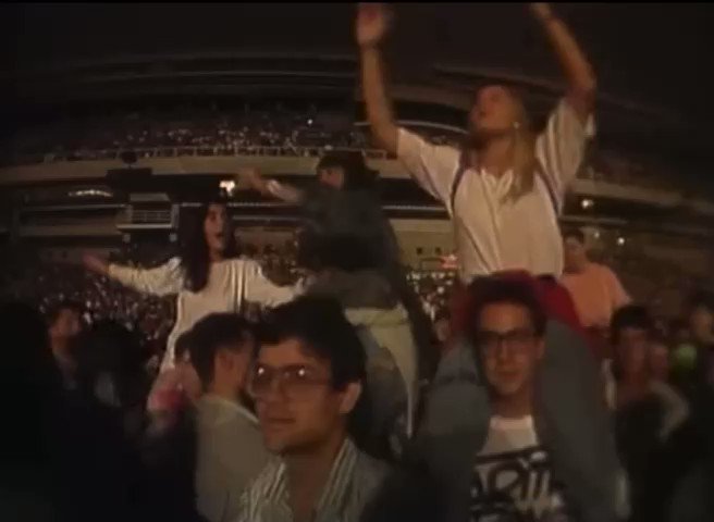 El ejemplo de una mujer invencible, capaz de reinventarse constantemente a través de las décadas, eléctrica, inigualable, talentosa, poderosa y más: la gran Tina Turner. Gracias por ser única en tu estilo. Gracias por esa voz electrizante. Por tu sonrisa cargada de luz. Por esas piernas imparables que te llevaron a conquistar los escenarios del mundo. Pero sobre todo, gracias por mostrarnos que la valentía, la decisión y la determinación pueden cambiar el curso de la vida. ¡Gracias por tu legado reina! Te queremos siempre Tina Turner ✨🙏🏼🕊️