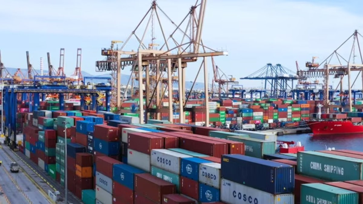 At Shanghai Yangshan Port workers can carry out their tasks remotely from as far as 100km away, made possible by the cutting-edge fiber network deployed at the #SmartPort. Learn more: #Huawei #DigitalNow