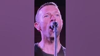 Coldplay homenajea a Tina Turner interpretando 'Rolling on the river' acompañados de los Gipsy Kings