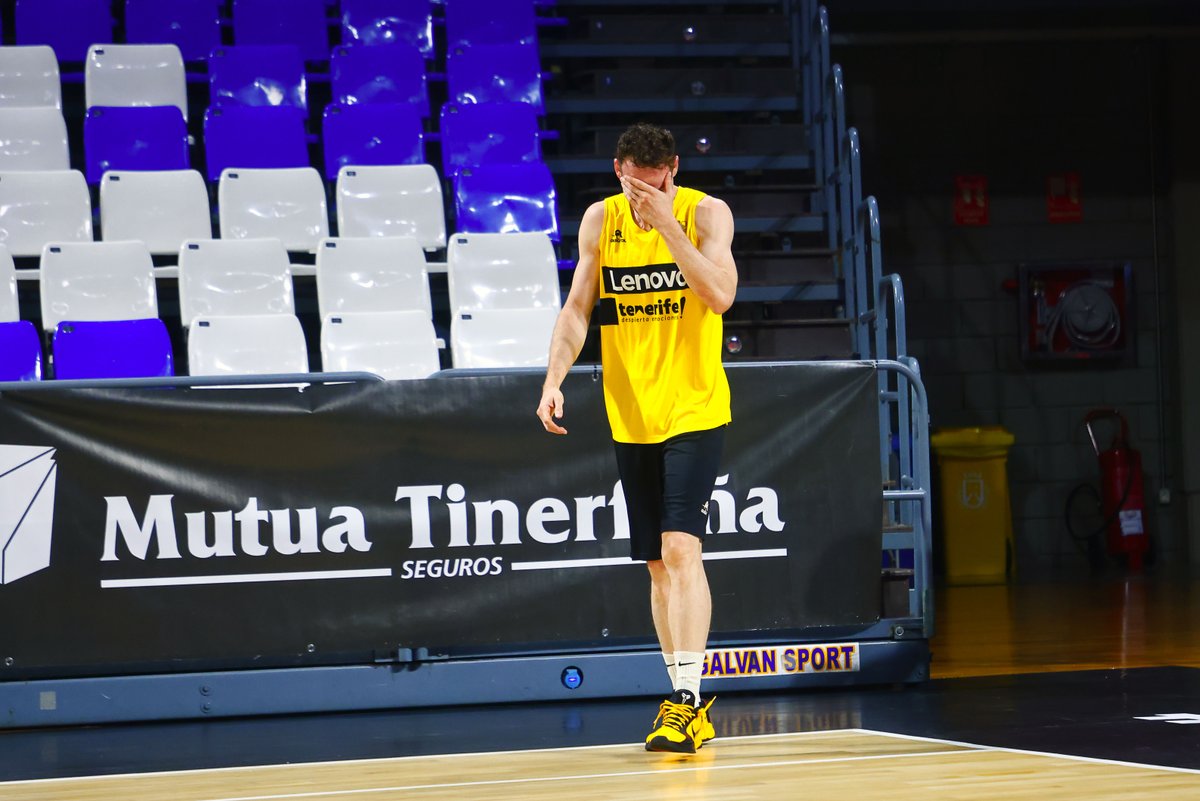 🥹 Es imposible no compartir la 𝙚𝙢𝙤𝙘𝙞𝙤́𝙣 cuando ves a una leyenda como Marcelo Huertas emocionarse así... En su 𝟒𝟎𝐜𝐮𝐦𝐩𝐥𝐞𝐚𝐧̃🎂𝐬, su familia, amigos y gente que le quiere, han querido sorprenderle. ¡Y vaya si lo consiguieron! 🎥 La Laguna Tenerife | #LigaEndesa