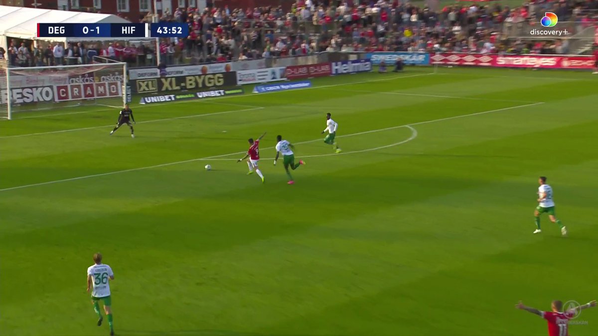 Rött kort på Hammarbys Nathaniel Adjei efter den här situationen! 🟥 Se matchen på