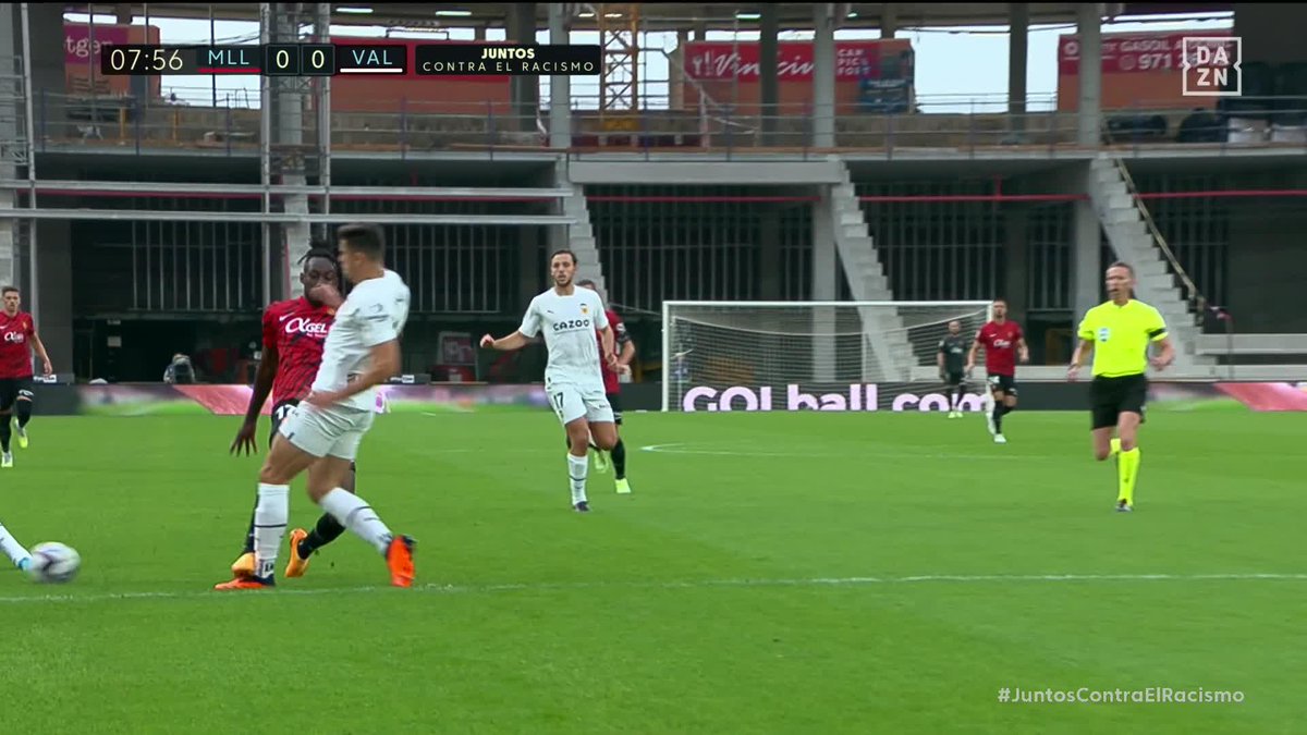 La entrada por la que Kadewere recibió la tarjeta amarilla 🟡 Así fue la jugada por la que los jugadores del Valencia CF protestaron al árbitro #LaLigaEnDAZN ⚽