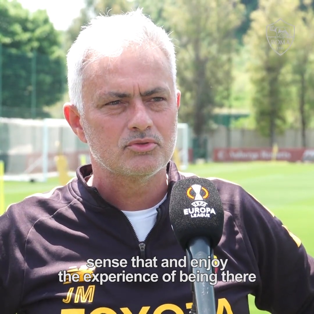 “I tifosi devono giocare con noi. Sia a Budapest, sia a casa, sia ai confini del mondo” “Se sei romanista devi giocare la partita con noi” 🔥 🎙️ José Mourinho #ASRoma #UELfinal