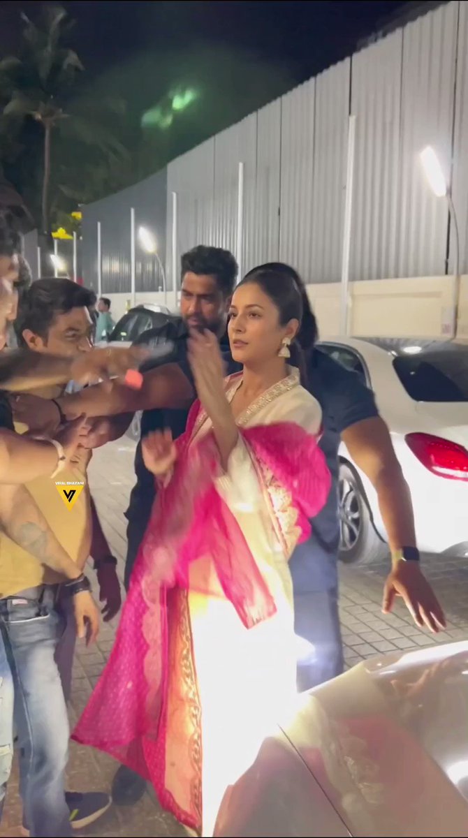#ShehnaazGill Exit video after Screening of #jogirasarara 😍💖📸 Shehnaaz Gill Viral Bhayani