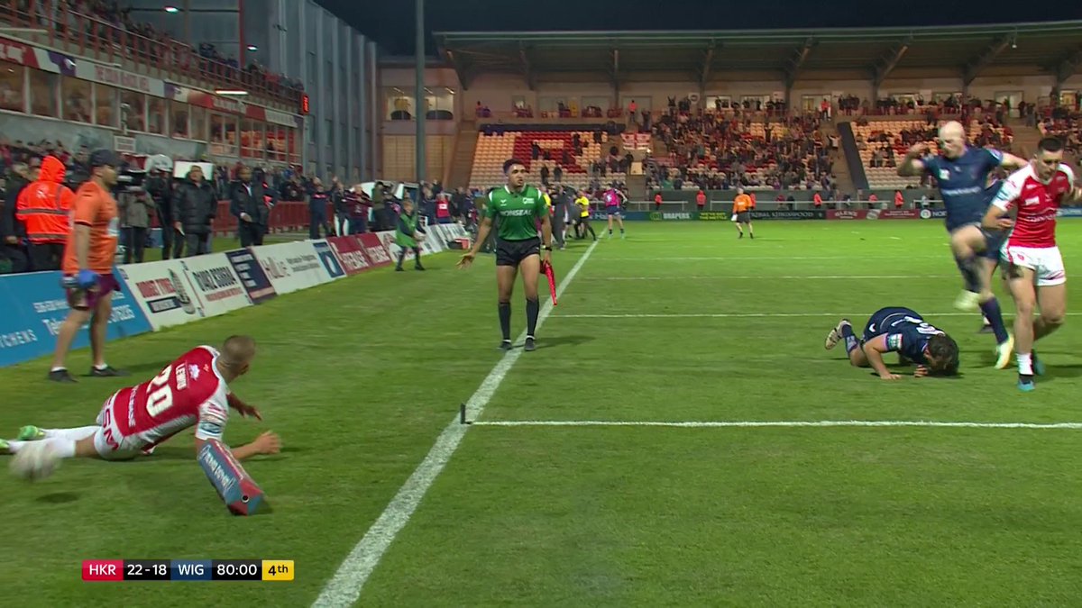 RIGHT ON THE HOOTER!! Abbas Miski scores in the corner. Harry Smith misses the conversion and we are into golden point extra time! #HKRWig #SkyRL
