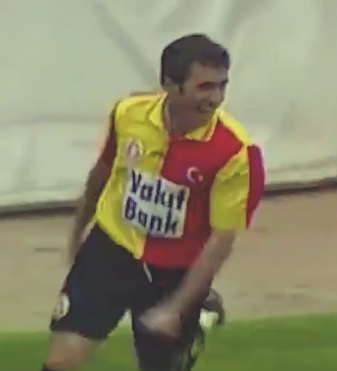 📅 TARİHTE BUGÜN | 26.05.2001 🦁 Galatasarayımızın efsane ismi Gheorghe Hagi; ardında birçok jeneriklik gol, kazanılmış kupa ve unutulmaz yüzlerce anı bırakarak futbolculuk kariyerini takımımızda noktaladı. 🔟 #ILoveYouHagi! 💛❤️