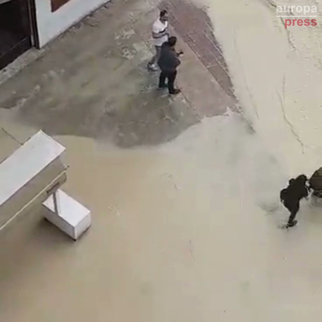 Una mujer con un carrito de bebé intenta cruzar una riada en Molina de Segura (Murcia), acaba perdiendo el control y el niño cae el agua. Un vecino logró salvar al pequeño de ser arrastrado por el agua mientras la mujer salió corriendo detrás de un objeto