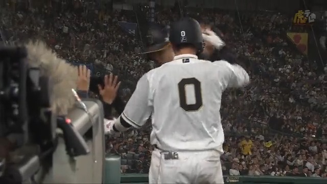 ラッキーセブン勝ち越し！木浪選手のレフト犠牲フライで佐藤輝選手がホームイン！ #hanshin #虎テレ #阪神タイガース #ARE
