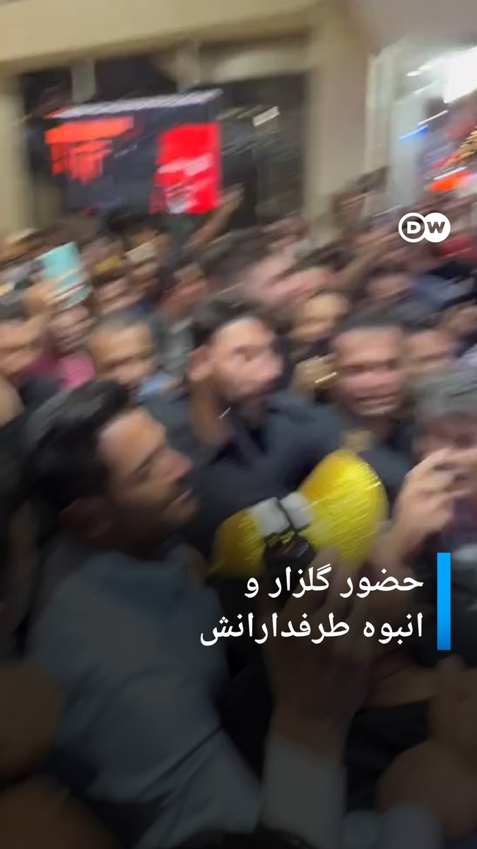 حضور گلزار و انبوه طرفدارانش ویدیویی در شبکههای اجتماعی منتشر شده که در آن شمار زیادی از طرفداران محمدرضا گلزار بازیگر سینما برای دیدن او در مراسم افتتاح یک مرکز خدمات تلفن همراه در تهران جمع شدهاند. این ویدیو واکنشهای انتقادی زیادی را برانگیخته است.