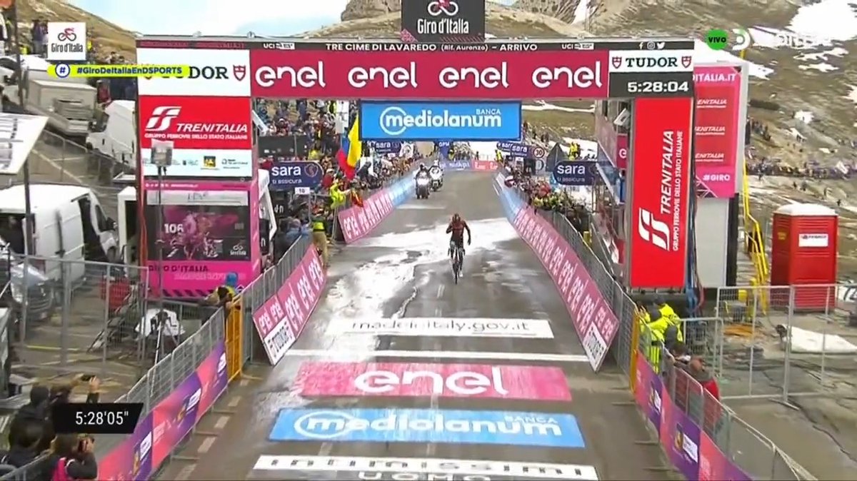 ¡VICTORIAAAAA, CELEBRA COLOMBIA 🇨🇴 😭! Santiago Buitrago le entrega la victoria #34 al país, es el ciclista #18 en lograr esta gesta en el #Giro. Buitrago consiguió su segunda Etapa en la Corsa Rosa (lo hizo en el Giro 2022) #GiroDeItaliaEnDSPORTS
