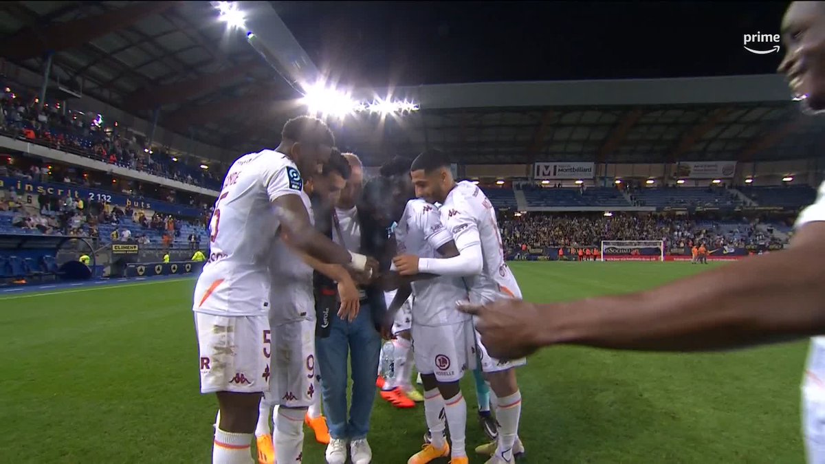 Quand les joueurs du FC Metz apprennent la défaite de Bordeaux, qui leur permet de monter à la deuxième place. 🤯 🎥 beIN SPORTS