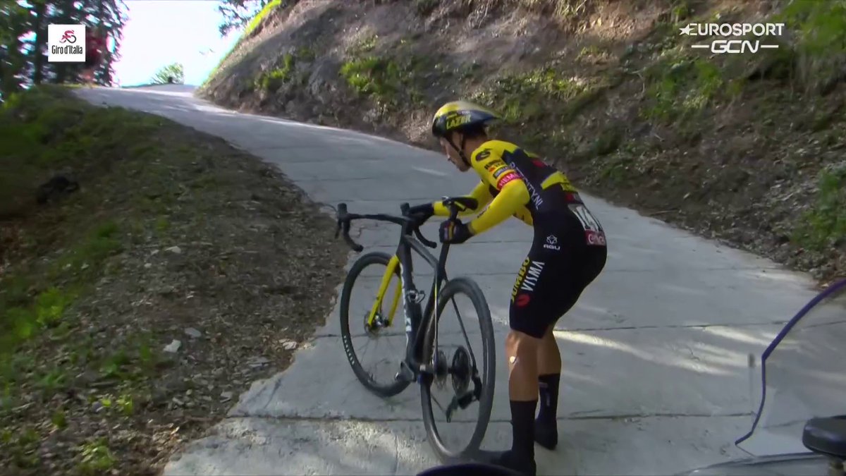 😱 Primoz Roglic y los 𝐟𝐚𝐧𝐭𝐚𝐬𝐦𝐚𝐬 𝐝𝐞𝐥 𝐩𝐚𝐬𝐚𝐝𝐨 💥 Un problema mecánico que puede decidir un Giro. #Giro | #GirodItalia