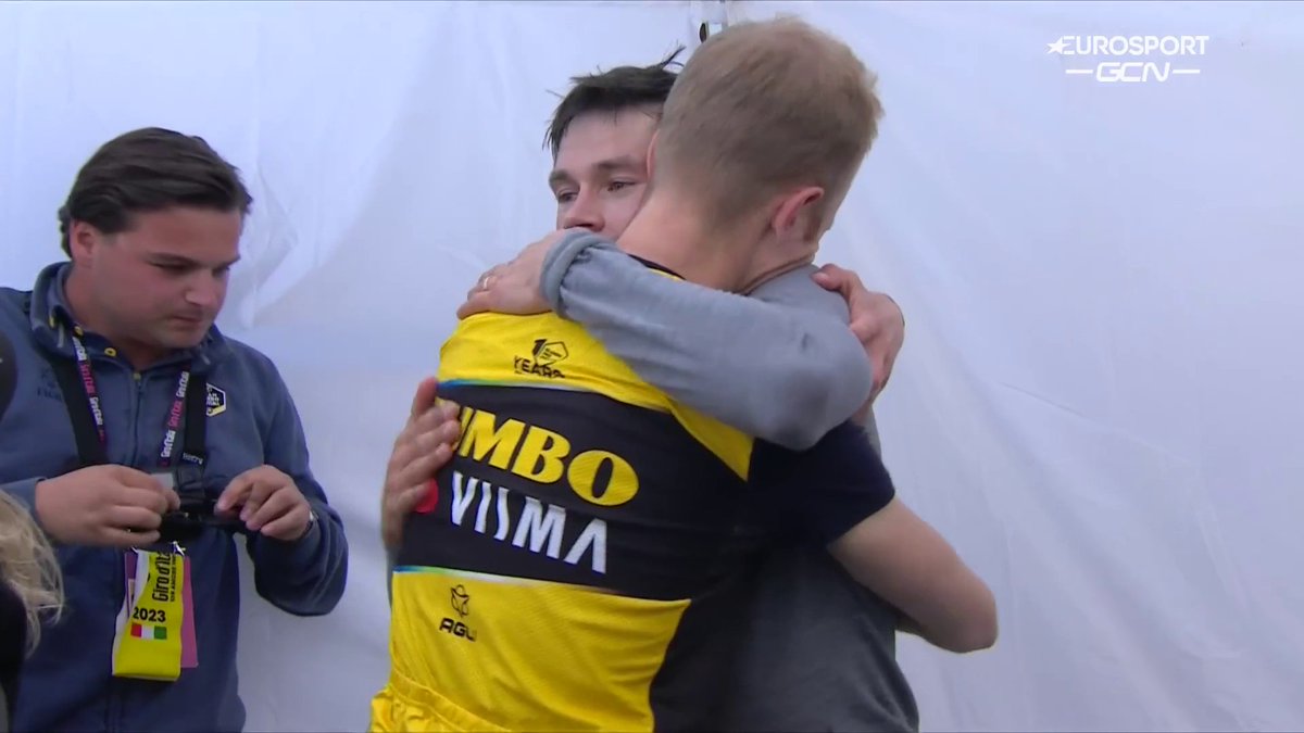 🚴🇮🇹 | Feest bij Roglic en zijn ploeggenoten. Het is Jumbo-Visma toch weer gelukt! 💛🖤 #Giro 📺 Koers kijk je op discovery+⁣