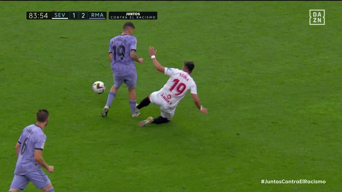 ¡Roja a Acuña! 🔴 Así fue la entrada del jugador del Sevilla a Dani Ceballos que le costó la expulsión 👀 #LaLigaEnDAZN ⚽