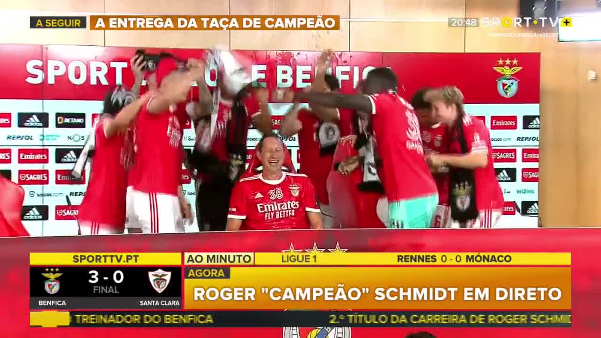 Jogadores do Benfica invadiram a conferência de imprensa para darem um banho a Roger Schmidt 😂