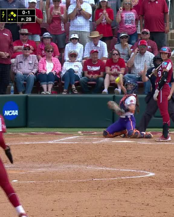 DON'T COUNT OUT THE SOONERS‼️ Kinzie Hansen ties the game in the 7th 😤 Oklahoma Softball