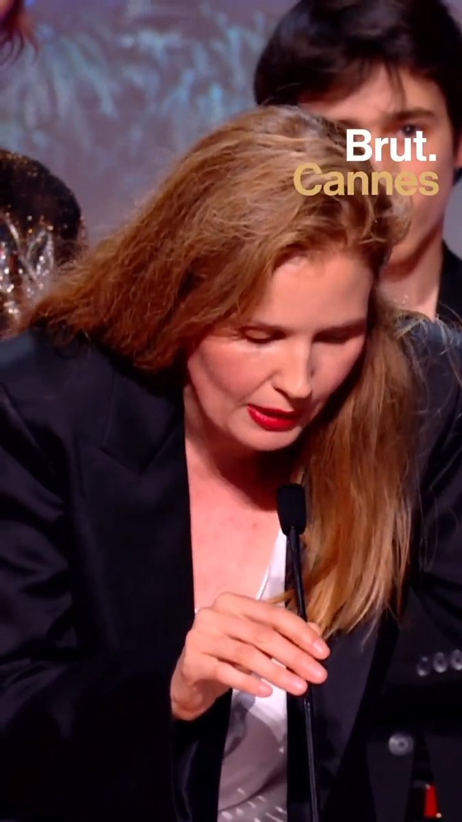 "Cette année, le pays a été traversé par une contestation historique" Le discours très engagé de Justine Triet, Palme d'or pour "Anatomie d'une chute". #Cannes2023