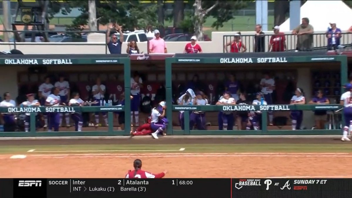 THAT IS A 𝐂𝐀𝐓𝐂𝐇! 🤯 Cydney Sanders #RoadToWCWS #SCTop10 x 🎥 ESPN / Oklahoma Softball