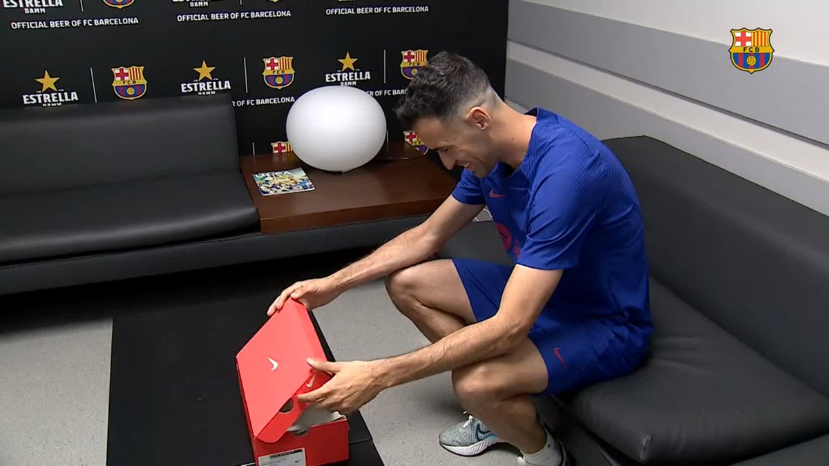 Our captain Sergio Busquets has received a very special gift from Nike Football 👟