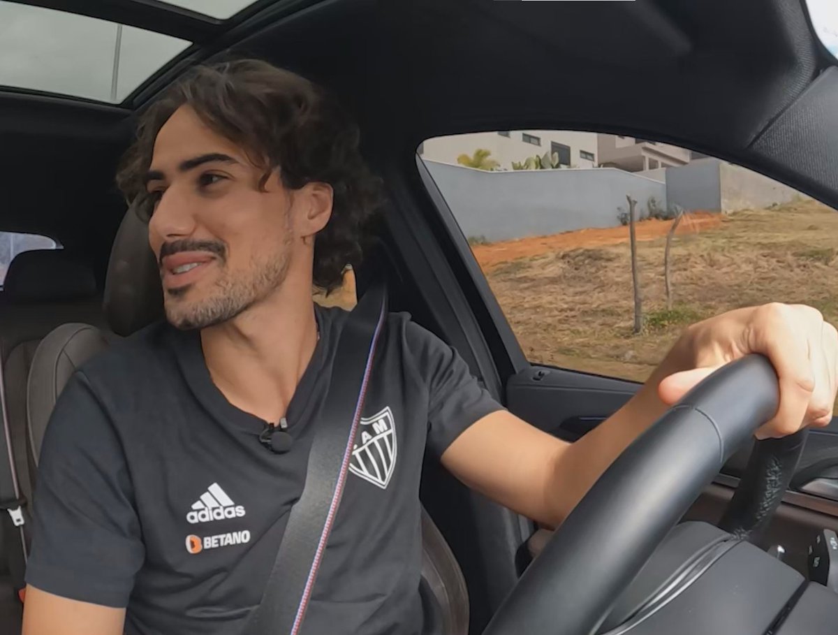 🚗 O Igor Gomes vem crescendo a cada jogo com a camisa do Atlético e ainda dá carona pra 🐔 Galotv! 🎥 Bora assistir o vídeo completo: