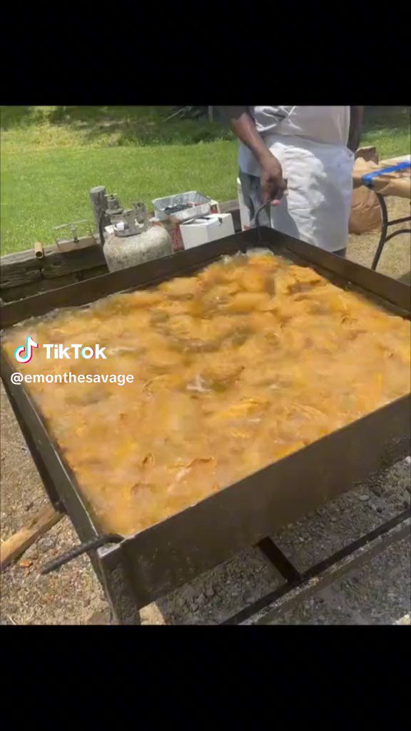 THIS is a fish fry that I need to be at. I know that fish is crispy.